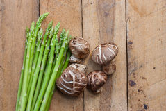 esparragos y champignones frescos